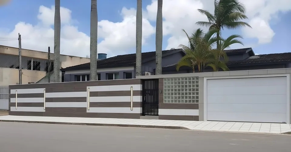 Projeto da fachada com muro em faixas amadeiradas e luminárias lineares